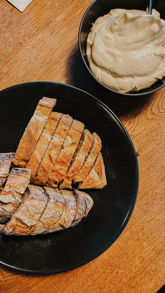 Brot und Dip zur Begrüßung