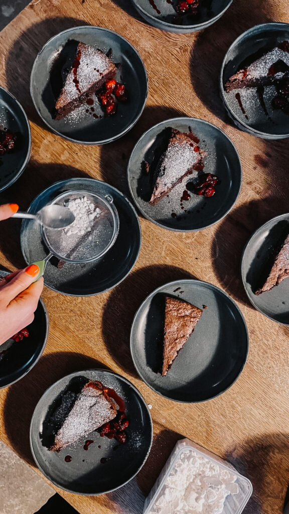 Veganer Schokoladenkuchen auf kleinen Tellern