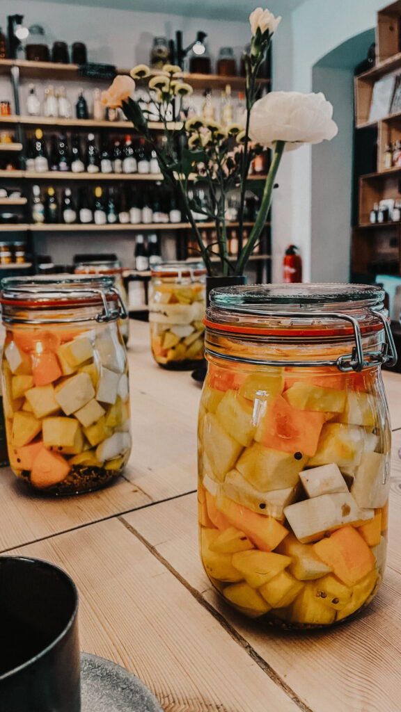 Selbst angesetzte Fermente in Gläsern beim Fermentationskurs in der Alten Schmiede Ottensen