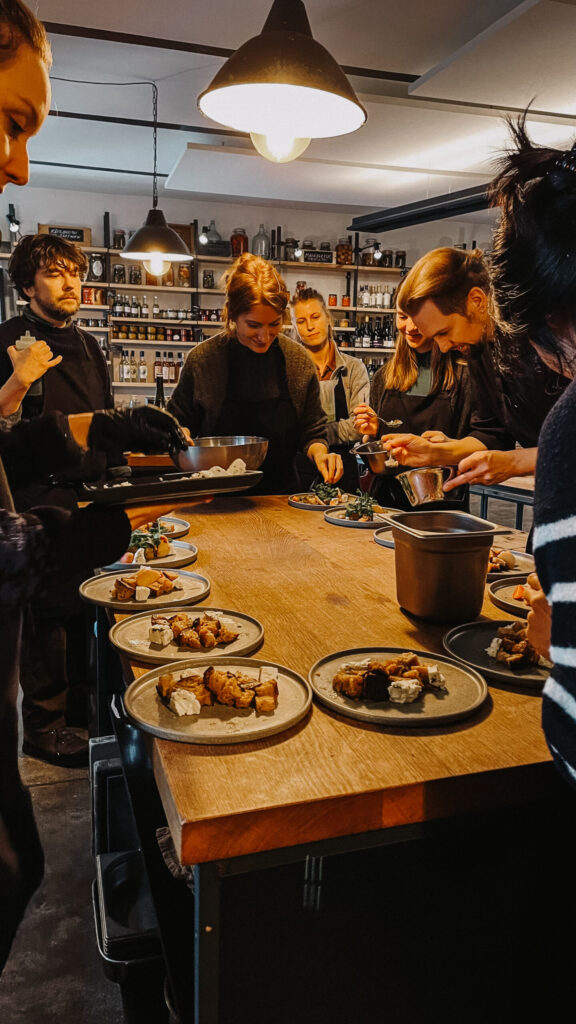 Gemeinsames Kochen am langen Tisch